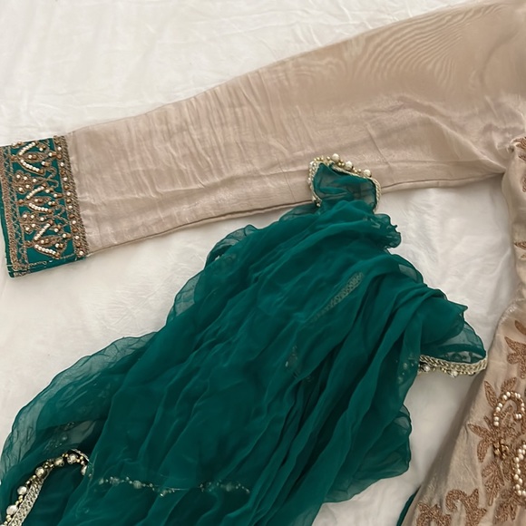 Indian dress size medium comes with scarf and pants. - Picture 3 of 6